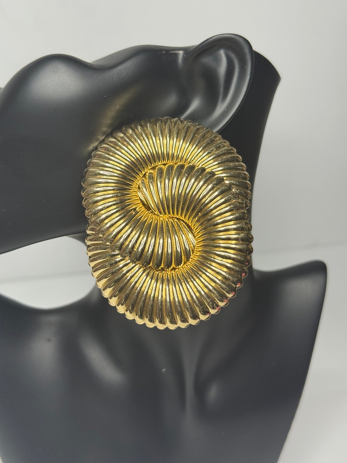 Twisted Like A Pretzel (Gold)