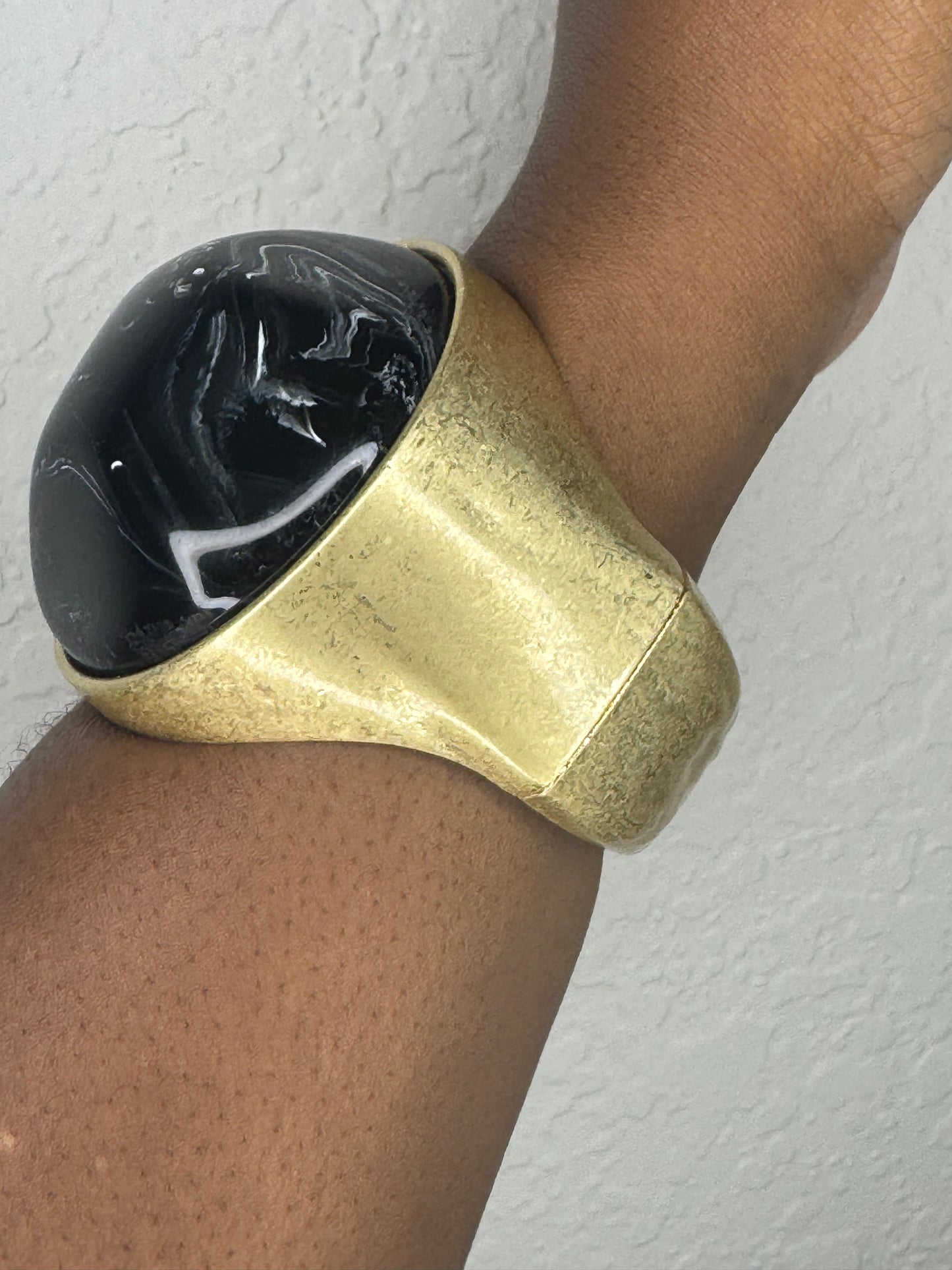 Round Stone Cuff Bracelet (Black)